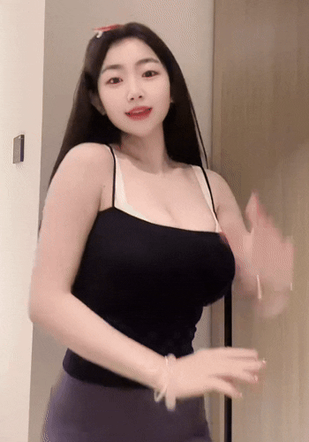 最近比较火 B站童颜巨乳女UP主甩奶舞视频合集 超大奶量