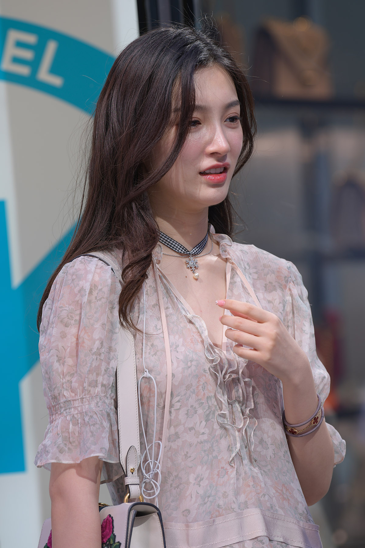 街拍路上的行人第2期 阳光明媚 笑容灿烂的小姐姐