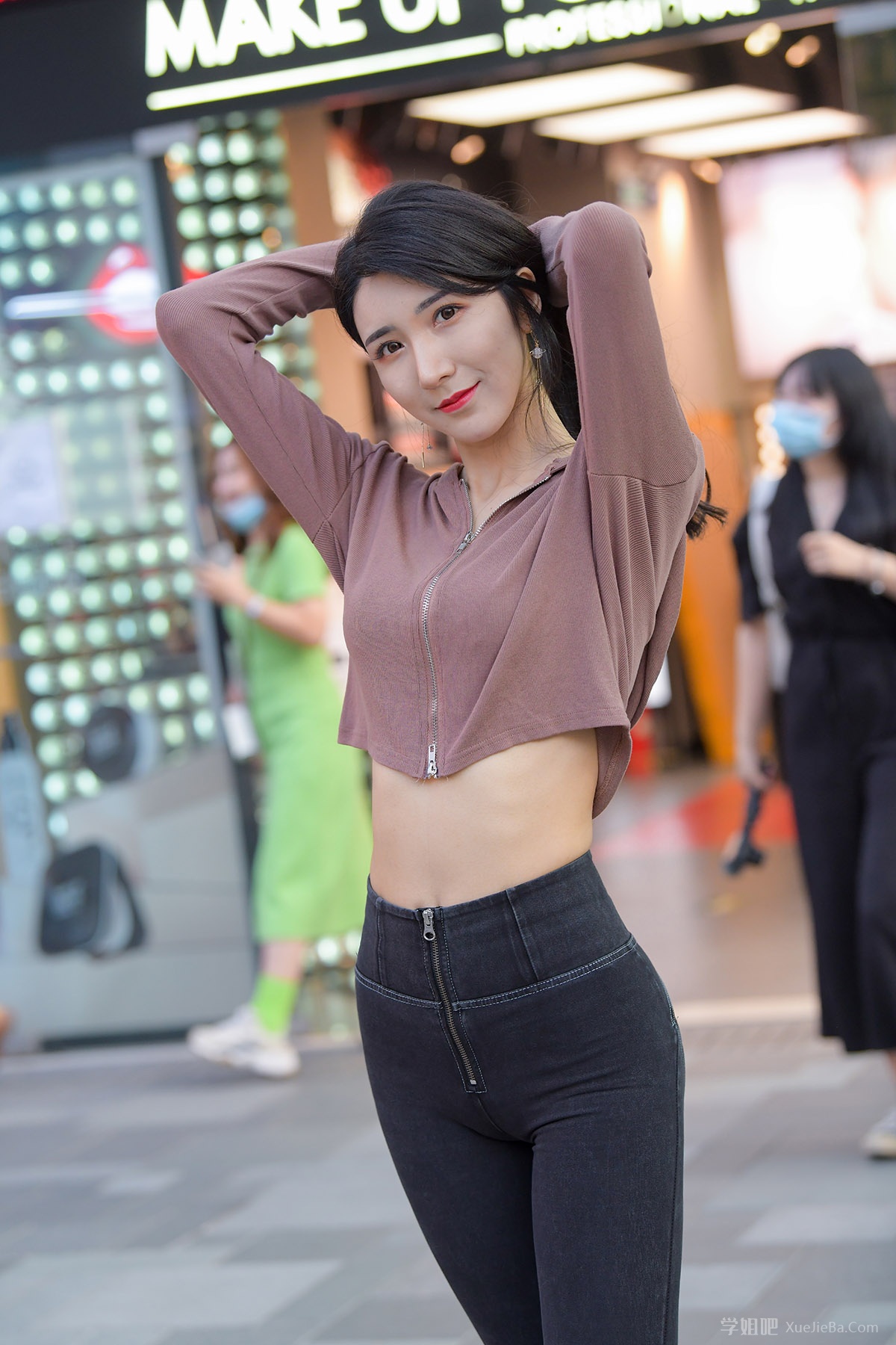 街拍路上的行人第6期 有点肉感的牛仔裤小姐姐
