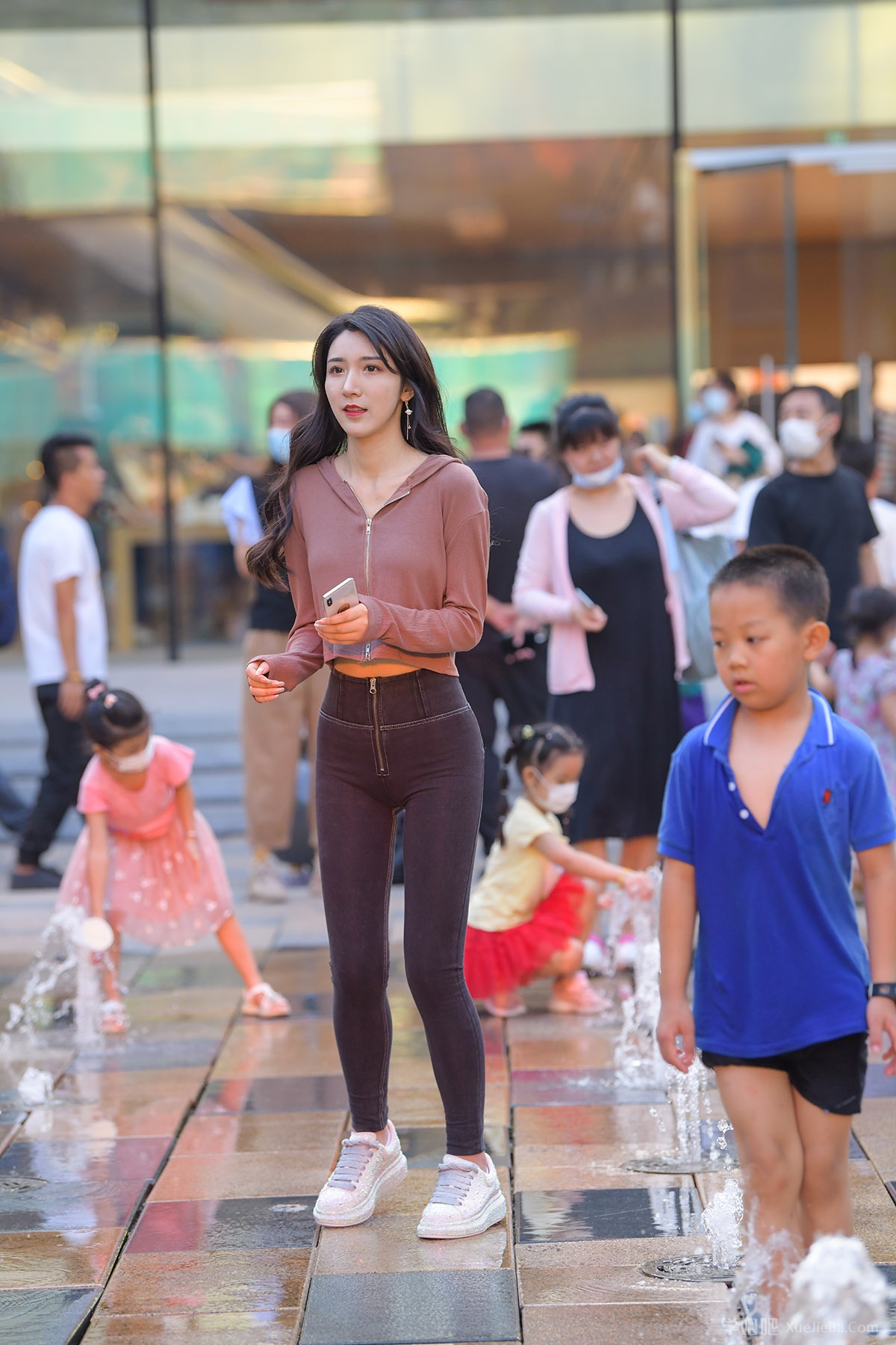 街拍路上的行人第6期 有点肉感的牛仔裤小姐姐