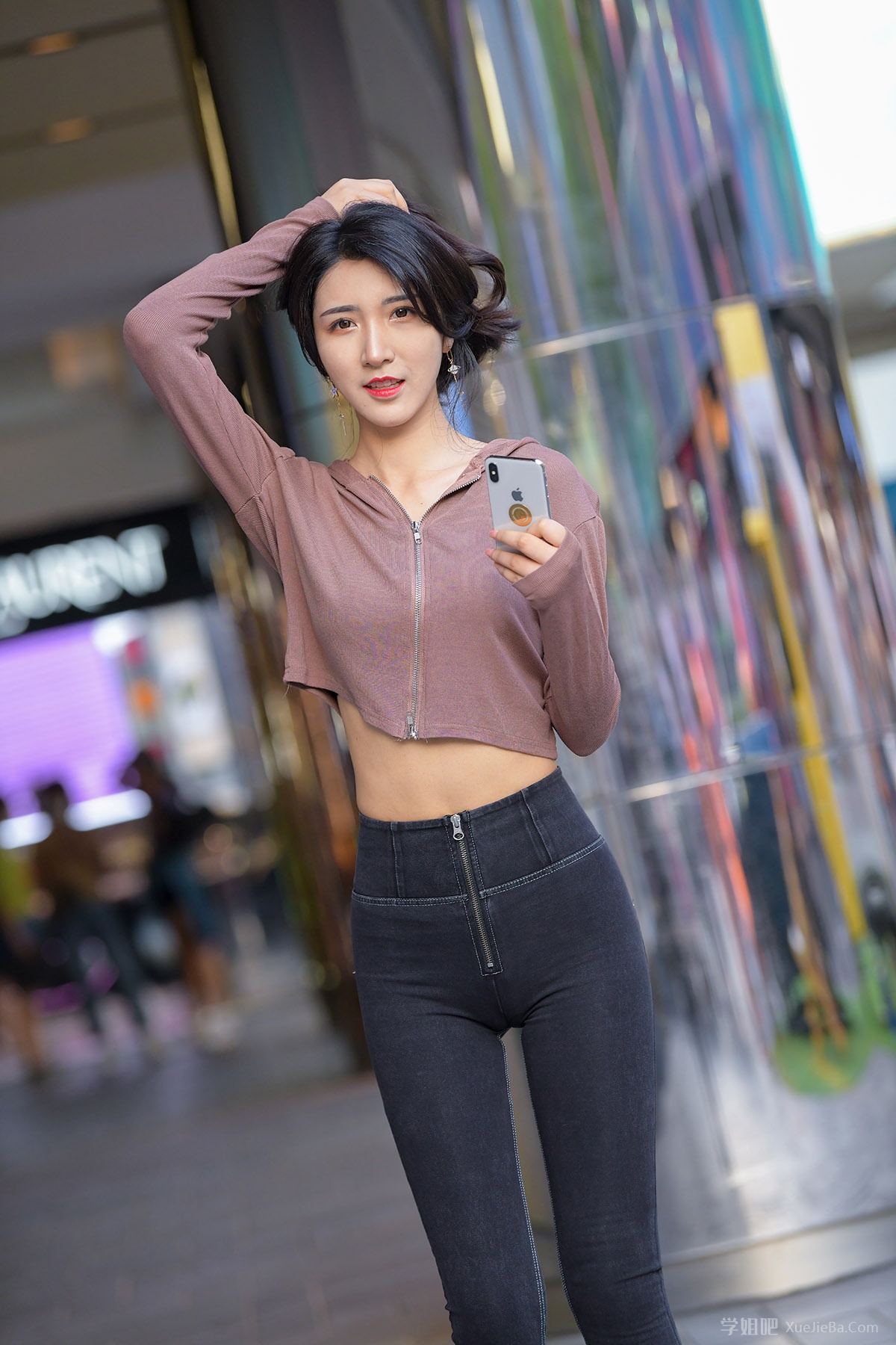 街拍路上的行人第6期 有点肉感的牛仔裤小姐姐