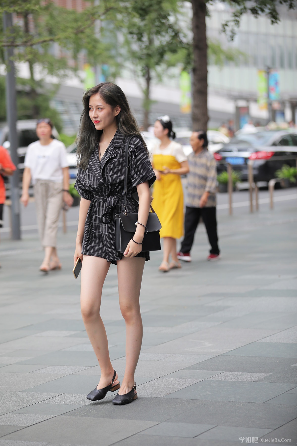 街拍路上的行人第8期 笑起来很好看的长腿小姐姐