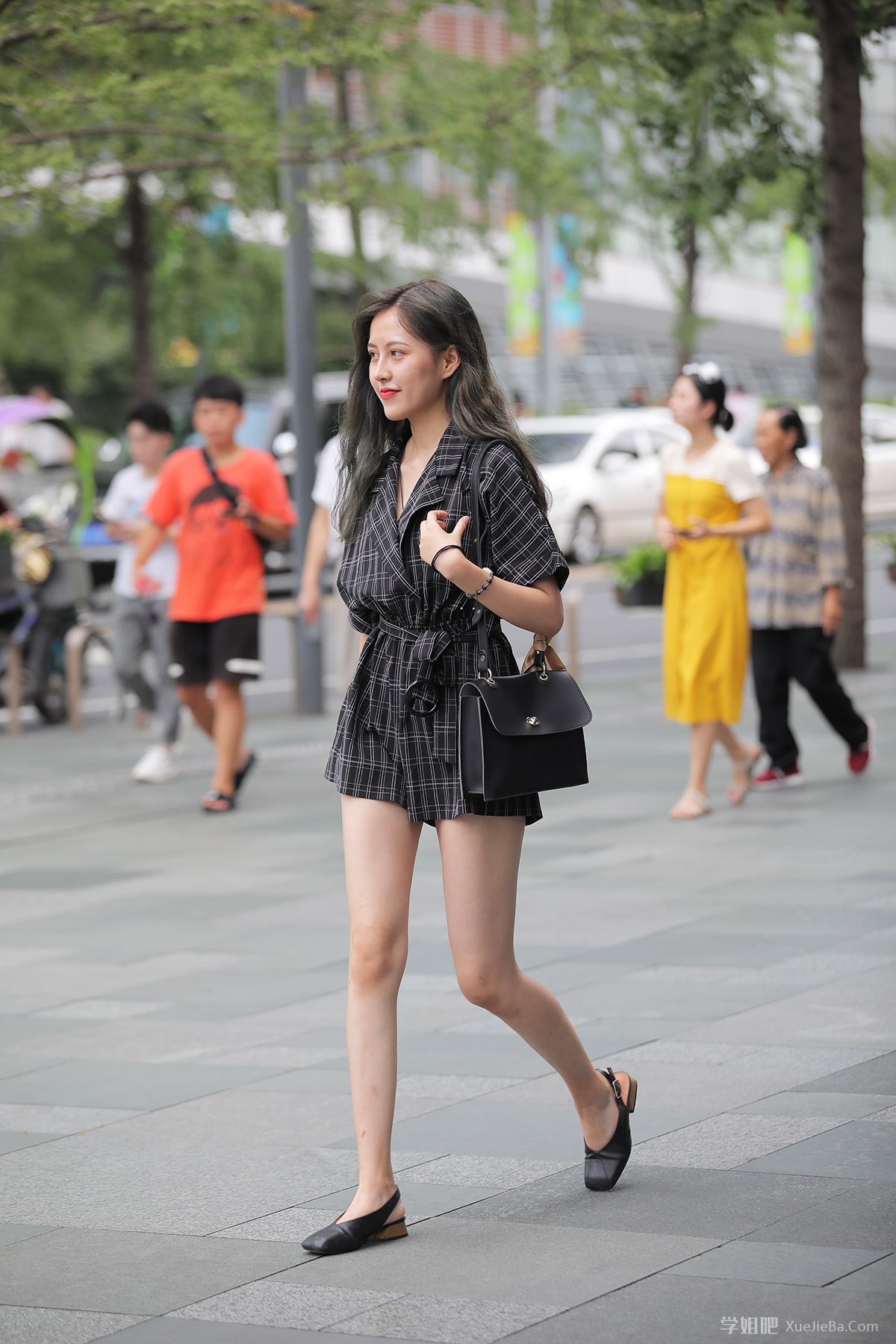 街拍路上的行人第8期 笑起来很好看的长腿小姐姐