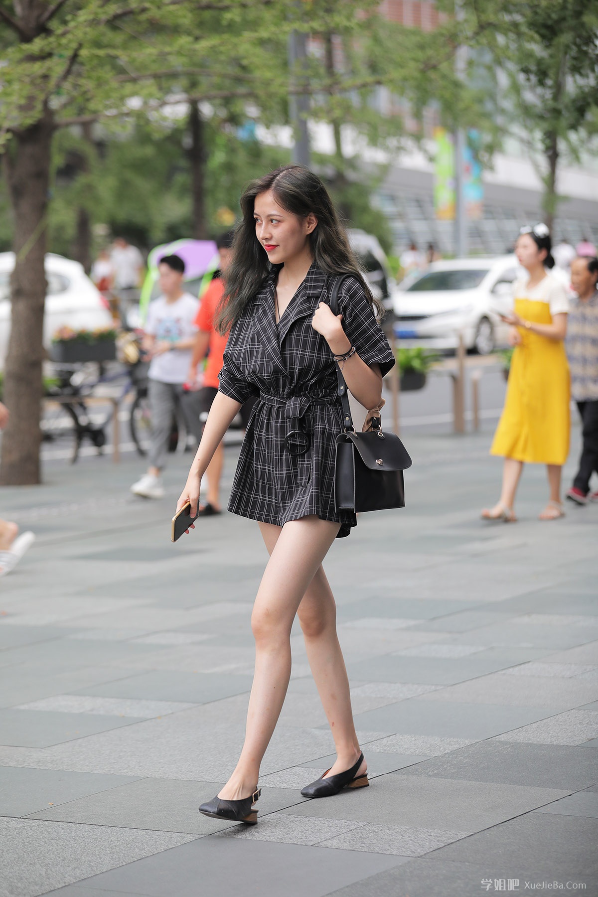 街拍路上的行人第8期 笑起来很好看的长腿小姐姐