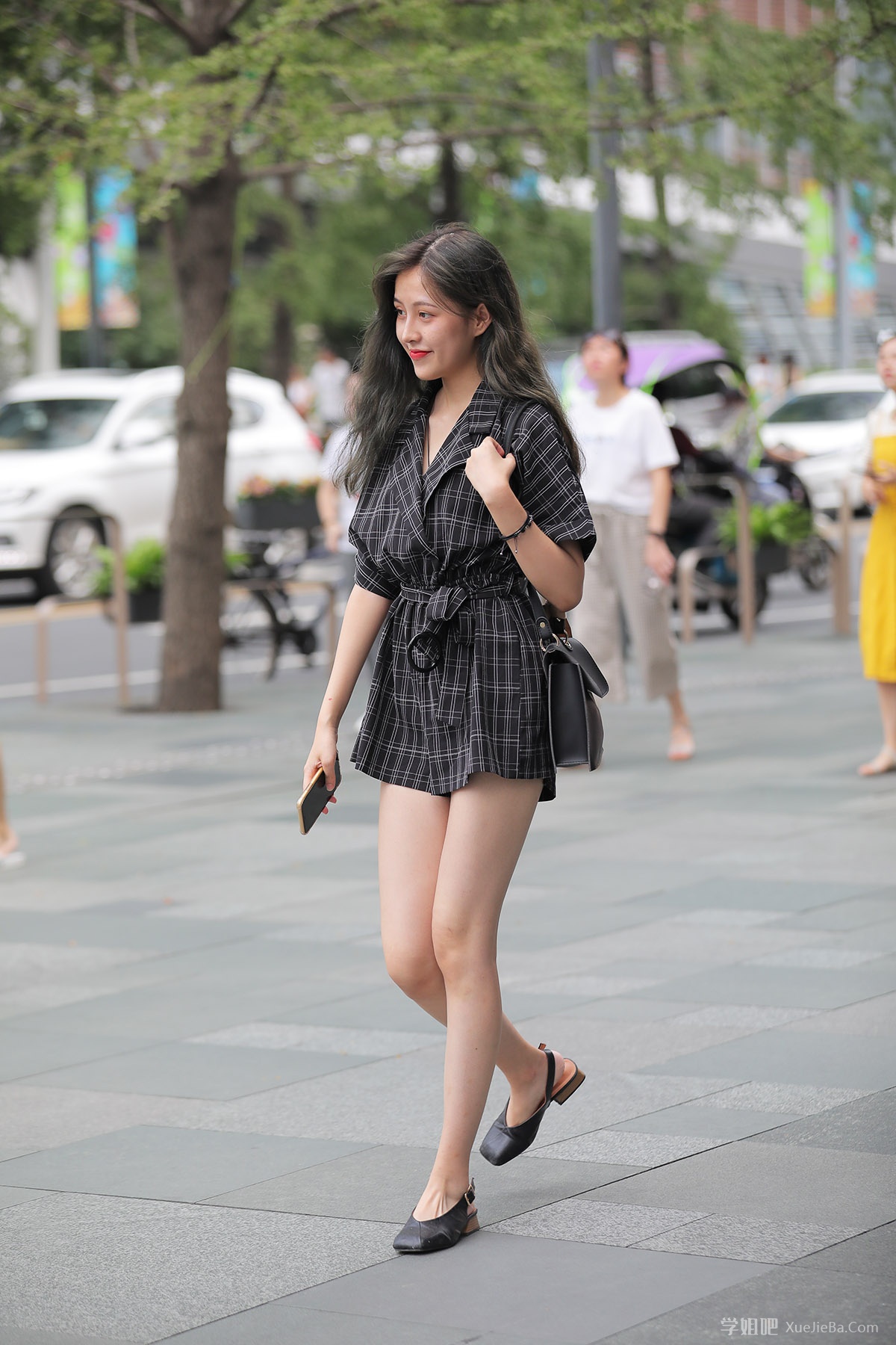 街拍路上的行人第8期 笑起来很好看的长腿小姐姐