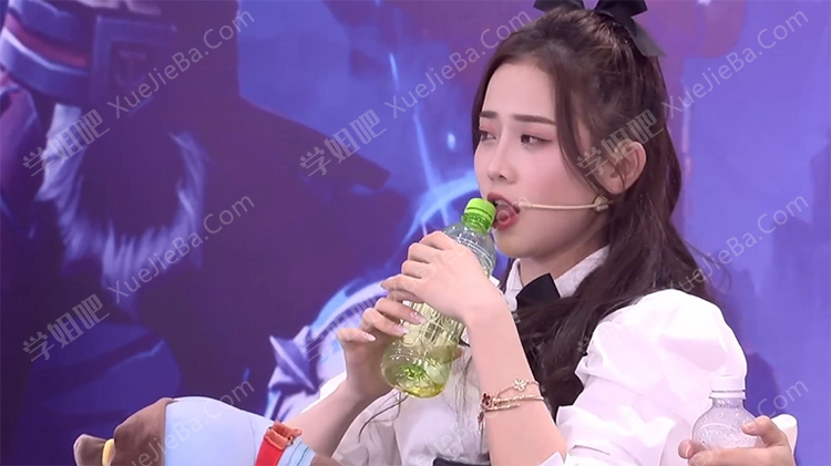 骑乘位 咬瓶盖 虎牙斗鱼直播内卷 电竞综艺美女整活骚操作