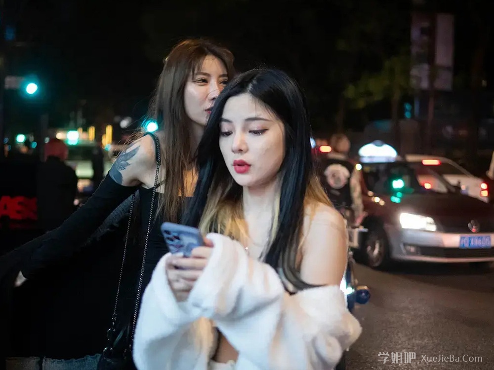 夏天到了 又可以看到憨憨妹子睡马路了 上海街头灵魂摄影师@勤劳de小懒熊