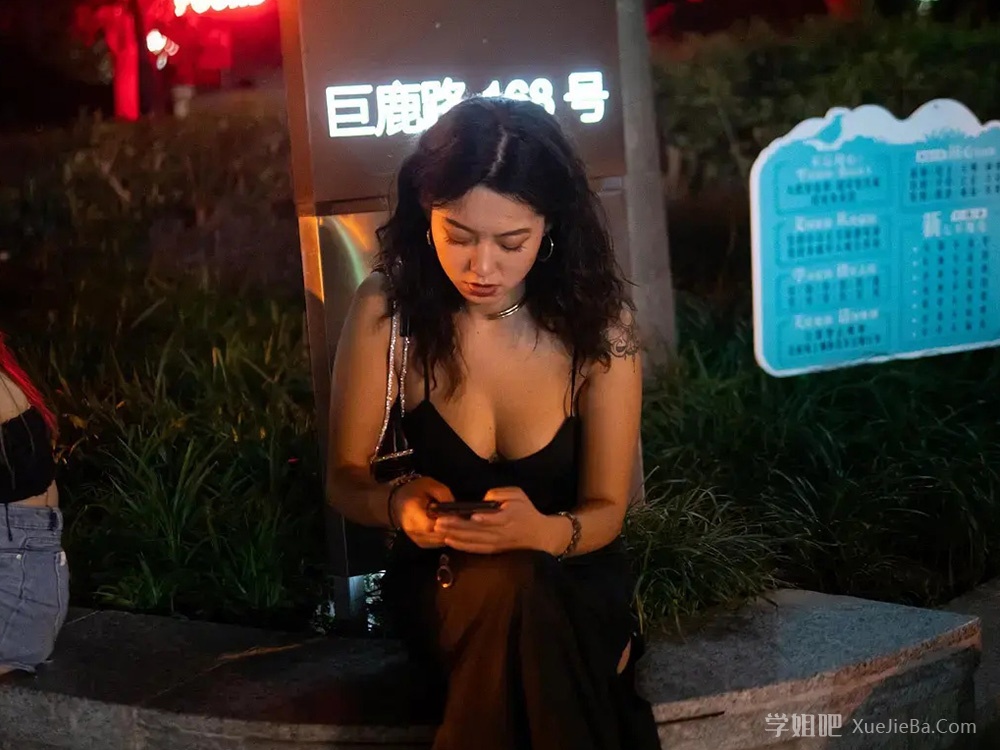 夏天到了 又可以看到憨憨妹子睡马路了 上海街头灵魂摄影师@勤劳de小懒熊