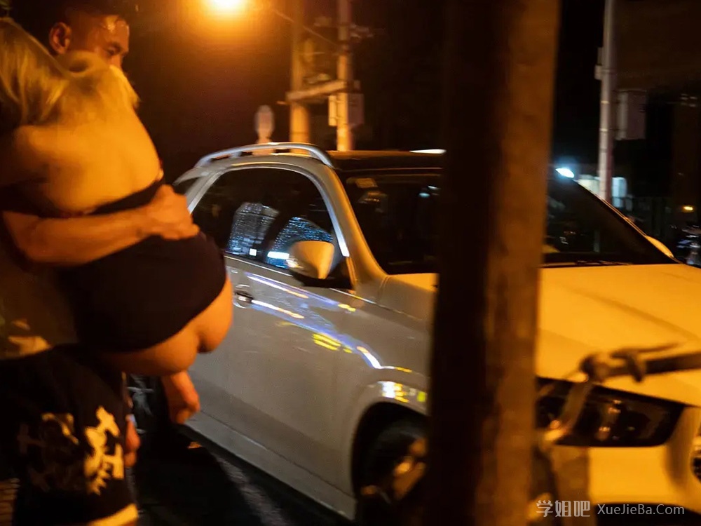 夏天到了 又可以看到憨憨妹子睡马路了 上海街头灵魂摄影师@勤劳de小懒熊