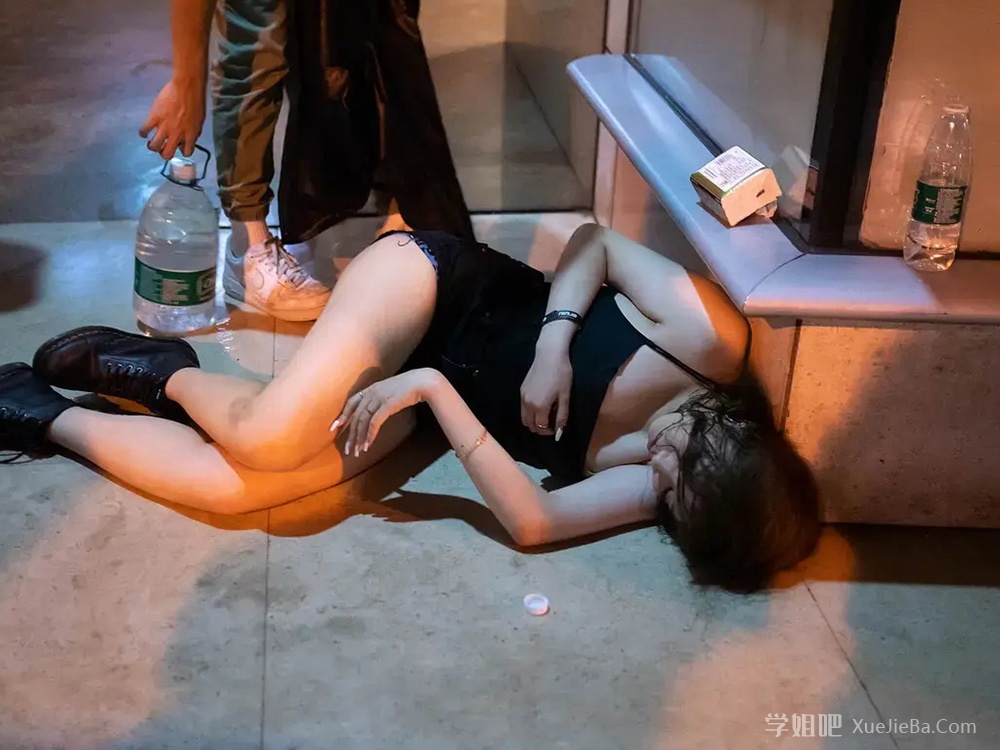 夏天到了 又可以看到憨憨妹子睡马路了 上海街头灵魂摄影师@勤劳de小懒熊