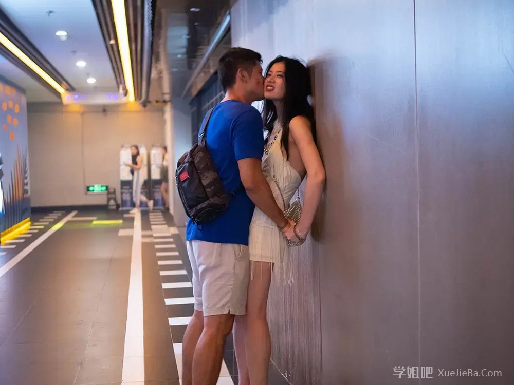 夏天到了 又可以看到憨憨妹子睡马路了 上海街头灵魂摄影师@勤劳de小懒熊