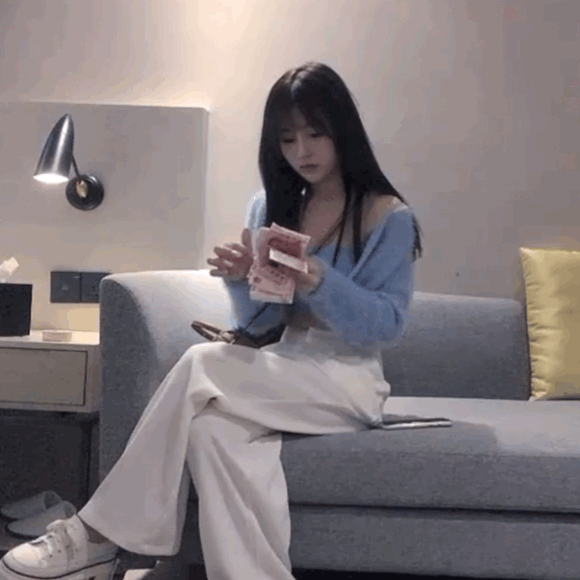 高颜值蓝衣妹子 她数钱的样子真美