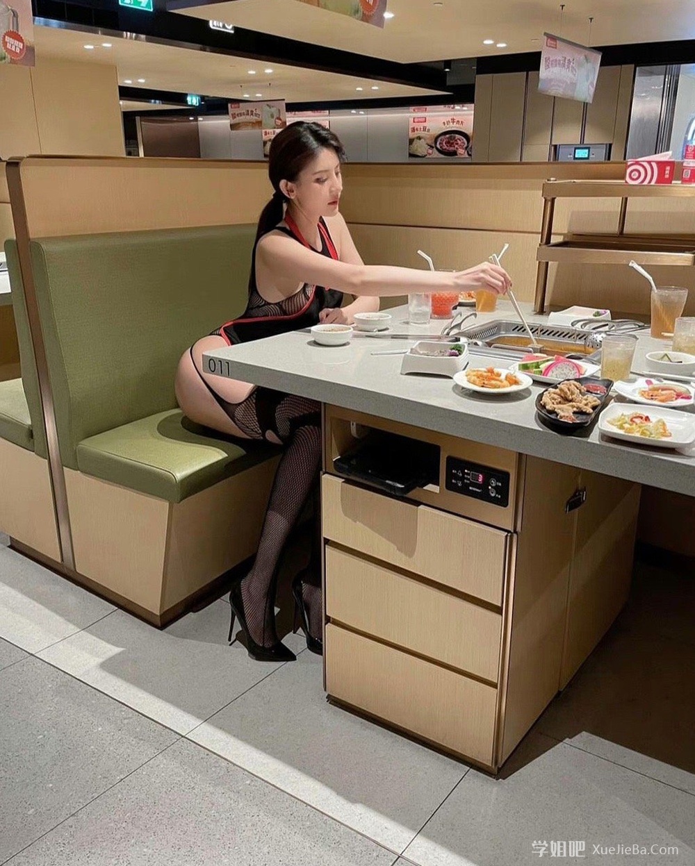 女子着装暴露 在海底捞拍摄不雅视频及照片 [更新127套]