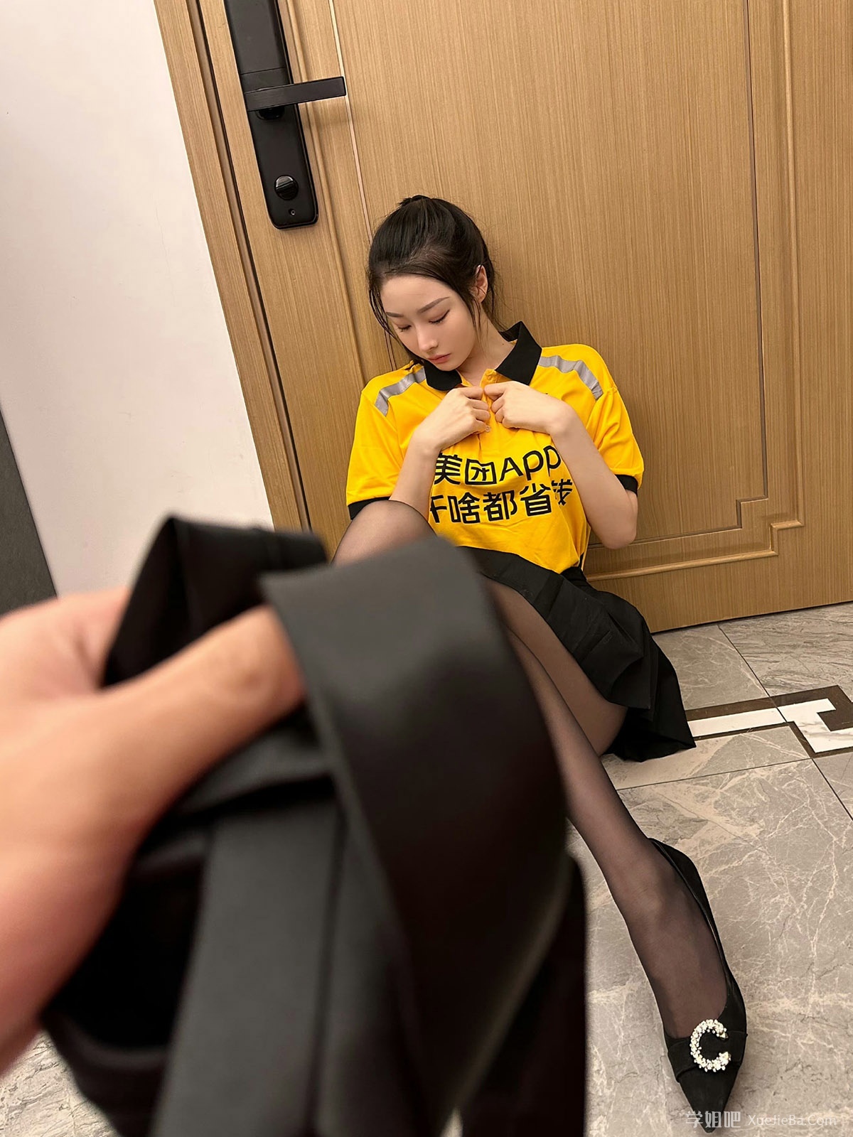 一服装店老板娘遇持刀歹徒劫财劫色 上演教科书式自救
