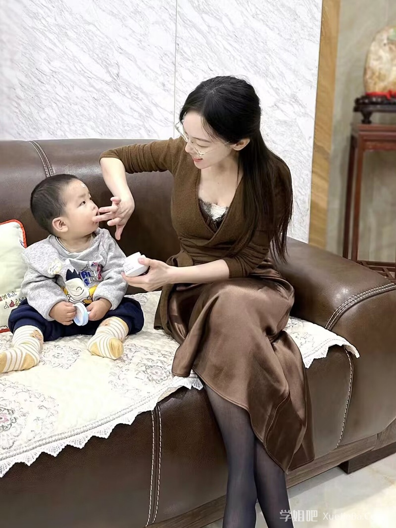 上海女化学老师出轨男学生完整版 更新照片及视频