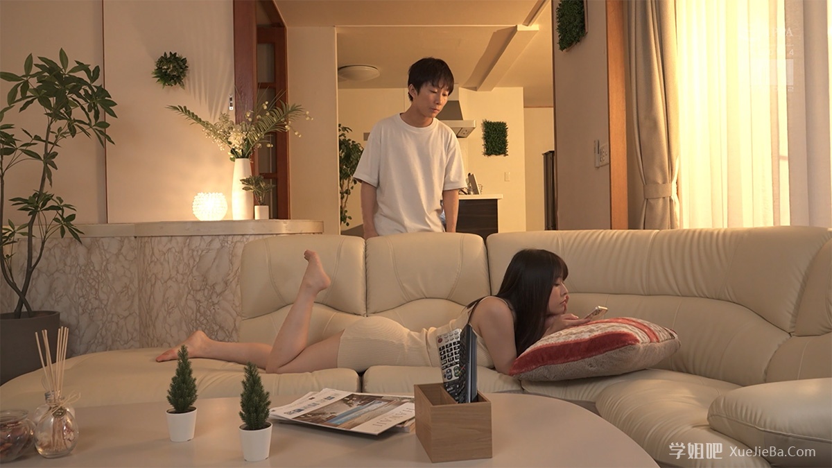 邻家姐姐 趴在沙发上玩手机不理我