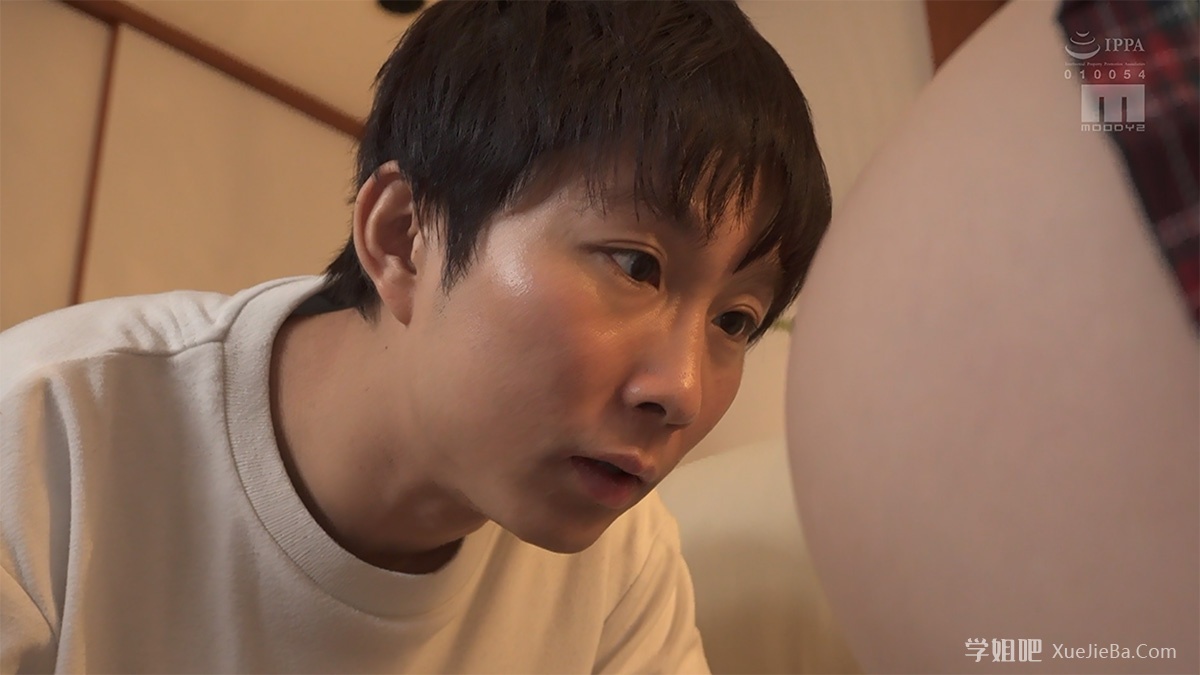邻家姐姐 趴在沙发上玩手机不理我