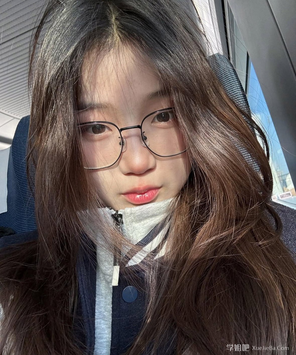 网友分享 一位推特福利姬 长相青涩 疑似女高中生