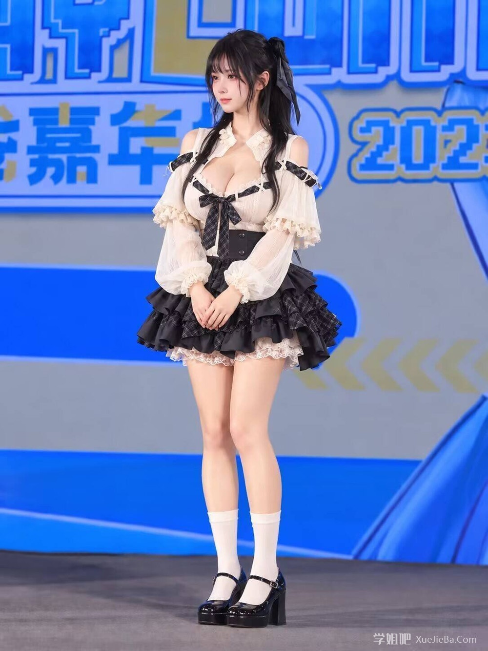 双马尾萝莉 数完钱后撒欢小跑 妹子服务真到位